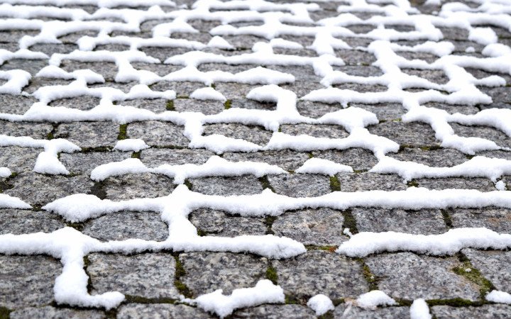 Can paver stones be used in areas with extreme weather conditions?